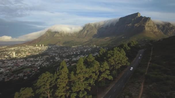 Kapstadt 4k uhd Luftaufnahmen von Signal Hill Road mit Tafelberg im Hintergrund. Teil 2 von 3 — Stockvideo