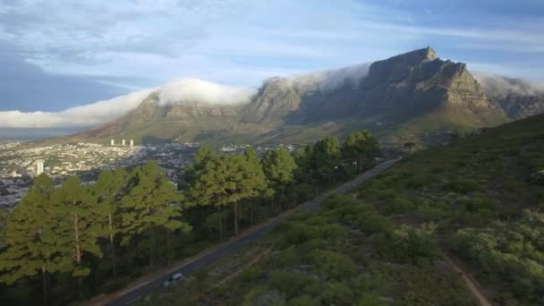 Kaapstad 4k Uhd luchtfoto beeldmateriaal van Signal Hill road met de Tafelberg op de achtergrond. Deel 2 van 3 — Stockvideo