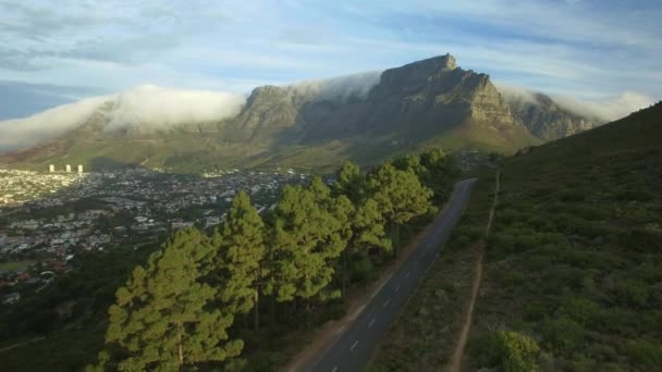 Kapstadt 4k uhd Luftaufnahmen von Signal Hill Road mit Tafelberg im Hintergrund. Teil 2 von 2 — Stockvideo