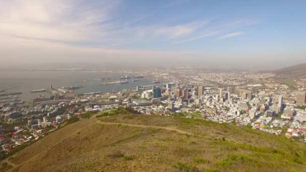 Cidade do Cabo 4K UHD imagens aéreas do porto e da cidade de Signal Hill Peak. Parte 1 de 3 — Vídeo de Stock