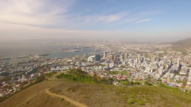 Cidade do Cabo 4K UHD imagens aéreas do porto e da cidade de Signal Hill Peak. Parte 2 de 3 — Vídeo de Stock