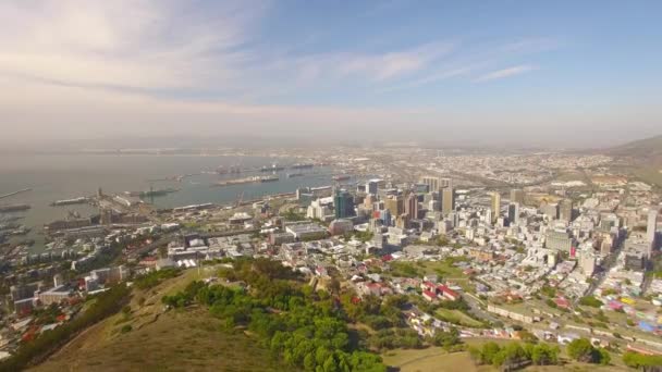 Ciudad del Cabo 4K UHD imágenes aéreas del puerto y la ciudad de Signal Hill Peak. Parte 3 de 3 — Vídeo de stock
