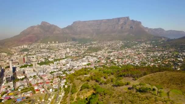 Cidade do Cabo 4K UHD imagens aéreas da Montanha Mesa e da cidade de Signal Hill Peak. Parte 2 de 2 — Vídeo de Stock