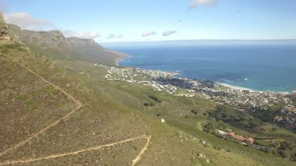 Ciudad del Cabo 4K UHD imágenes aéreas de Camps Bay Beach. Parte 2 de 4 — Vídeos de Stock