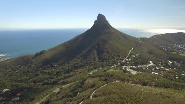 Ciudad del Cabo 4K UHD imágenes aéreas de Lions Head pico de montaña. Parte 2 de 2 — Vídeos de Stock