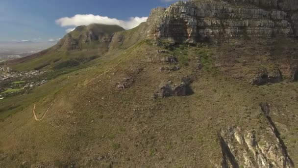 Ciudad del Cabo 4K UHD imágenes aéreas de Table Mountain Kloof Corner. Parte 2 de 3 — Vídeo de stock