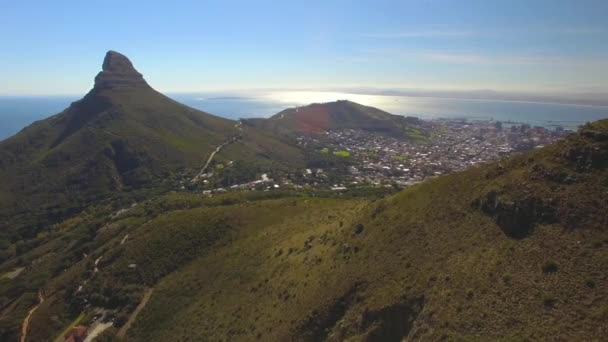 Кейптаун 4K UHD воздушные кадры Lions Head & Signal Hill пик. Часть 1 из 3 — стоковое видео