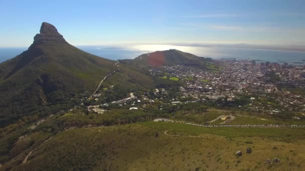 Ciudad del Cabo 4K UHD imágenes aéreas de Leones Head & Signal Hill pico de la montaña. Parte 3 de 3 — Vídeo de stock