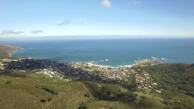 Cape Town şehir 4k Uhd hava görüntülerini Camps Bay beach. Bölüm 1 / 2