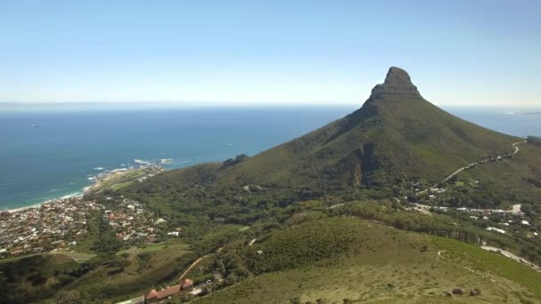Cape Town stad 4k Uhd luchtfoto beelden van Lions Head bergtop en Camps Bay Beach. Deel 1 van 2 — Stockvideo