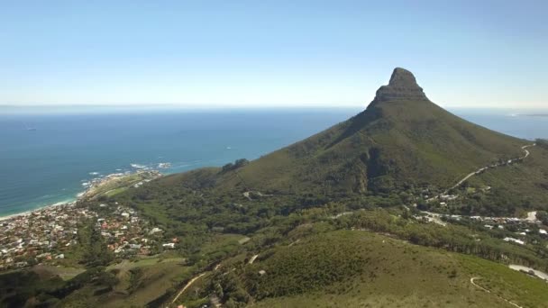 Cape Town stad 4k Uhd luchtfoto beelden van Lions Head bergtop en Camps Bay Beach. Deel 2 van 2 — Stockvideo