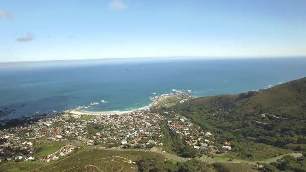 Kapstadt Stadt 4k uhd Luftaufnahmen von Lagern Bay & Lions Head Berggipfel. — Stockvideo