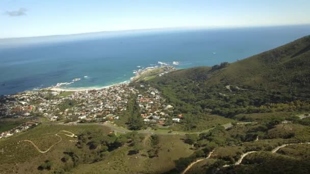 Cape Town city 4k Uhd antenn bilder av Camps Bay & Lions Head bergstopp. Del 3 av 3 — Stockvideo