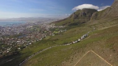Cape Town şehir 4k Uhd hava görüntülerini Masa Dağı teleferik istasyonuna. Bölüm 2 / 3
