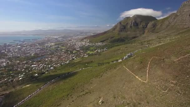 Cape Town stad 4k Uhd luchtfoto beeldmateriaal van tabel Mountain kabelbaan over Kloof hoek. Deel 1 van 3 — Stockvideo