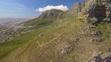 Cape Town şehir 4k Uhd hava görüntülerini Masa Dağı teleferik istasyonuna. Bölüm 2 / 4