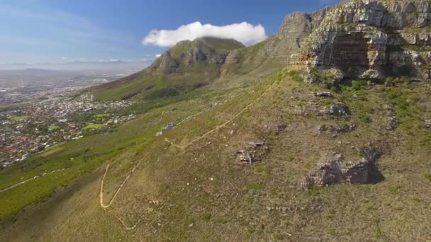 Ciudad del Cabo 4K UHD imágenes aéreas de Table Mountain Cable Car Station. Parte 1 de 4 — Vídeo de stock