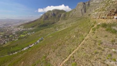 Cape Town şehir 4k Uhd hava görüntülerini Masa Dağı teleferik istasyonuna. Bölüm 3 / 4