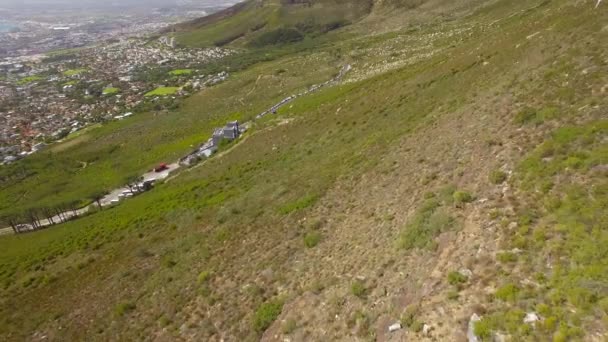 Ciudad del Cabo 4K UHD imágenes aéreas de Table Mountain Cable Car Station. Parte 3 de 5 — Vídeo de stock