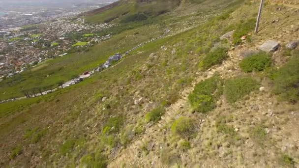 Ciudad del Cabo 4K UHD imágenes aéreas de Table Mountain Cable Car Station. Parte 4 de 5 — Vídeo de stock