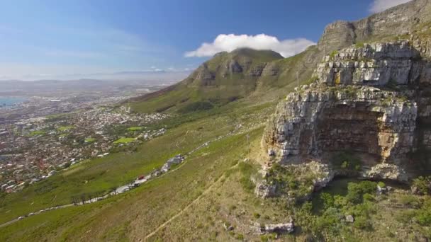 Ciudad del Cabo 4K UHD imágenes aéreas de Table Mountain Kloof Corner. Parte 1 de 5 — Vídeo de stock