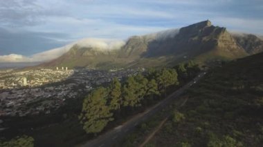 Cape Town 4k Uhd Signal Hill road Masa Dağı ile arka planda havadan görüntüleri. Bölüm 1 / 3