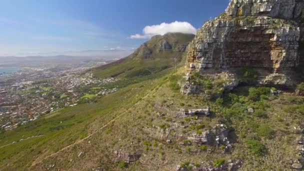 Ciudad del Cabo 4K UHD imágenes aéreas de Table Mountain Kloof Corner. Parte 3 de 5 — Vídeos de Stock