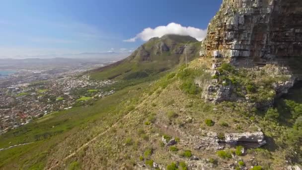 Ciudad del Cabo 4K UHD imágenes aéreas de Table Mountain Cable Car Station. Parte 5 de 5 — Vídeo de stock