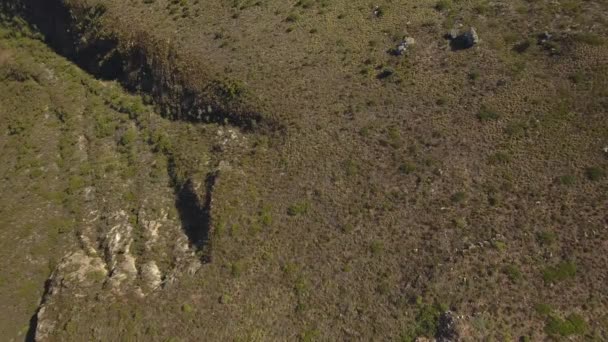 Cape Town 4K UHD séquence aérienne pan du sommet de la montagne de Lions Head et Camps Bay Beach. Partie 1 de 2 