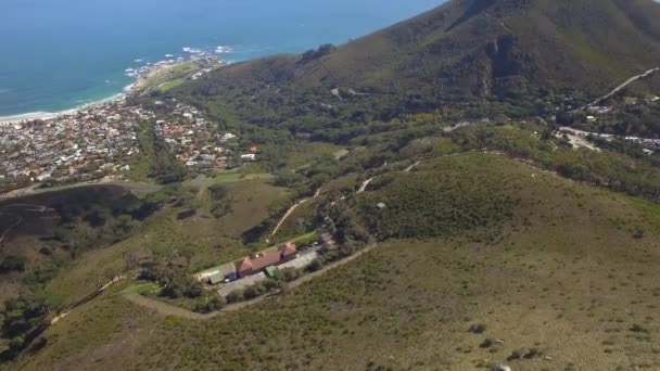 Kapské město město 4k Uhd letecké záběry pan vrchol hory Lions hlavu a Camps Bay Beach. Část 2 ze 2 — Stock video