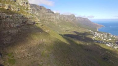 Cape Town 4k Uhd tablo dağ Oniki Havariler zirveleri havadan görüntüleri. Bölüm 3 / 3