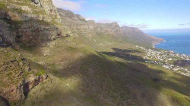 Cape Town 4k Uhd tablo dağ Oniki Havariler zirveleri havadan görüntüleri. Bölüm 2 / 3