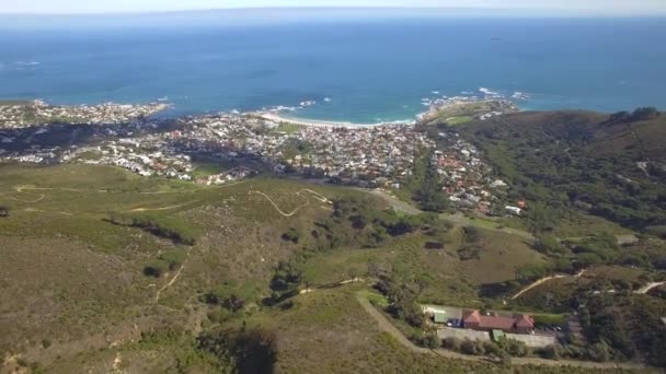 Cape Town stad 4k Uhd luchtfoto beeldmateriaal pan van Lions Head bergtop en Camps Bay Beach. Deel 2 van 2 — Stockvideo