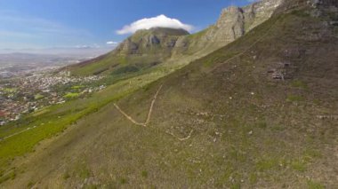 Cape Town şehir 4k Uhd hava görüntülerini tablo dağ Kloof köşe. Bölüm 3 / 3
