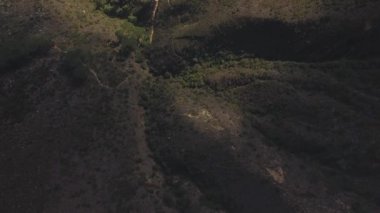 Cape Town şehir 4k Uhd havadan görüntüleri pan aslanlar kafa dağ tepe ve Camps Bay Beach. Bölüm 1 / 3