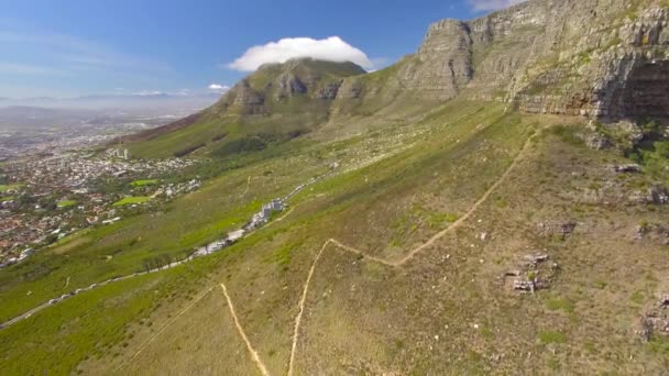 Ciudad del Cabo 4K UHD imágenes aéreas de Table Mountain Kloof Corner. Parte 1 de 3 — Vídeo de stock