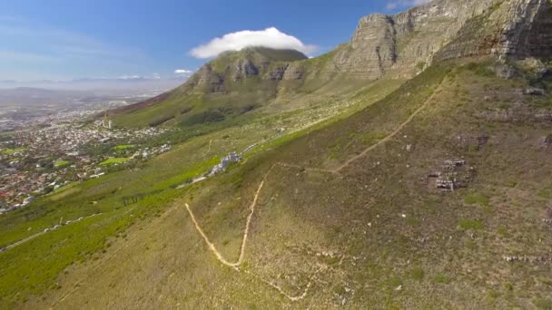 Ciudad del Cabo 4K UHD imágenes aéreas de Table Mountain Kloof Corner. Parte 2 de 3 — Vídeos de Stock