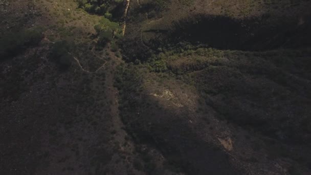 Cape Town stad 4k Uhd luchtfoto beeldmateriaal pan van Lions Head bergtop en Camps Bay Beach. Deel 1 van 3 — Stockvideo