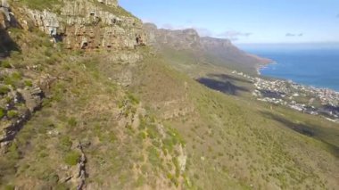 Cape Town 4k Uhd tablo dağ Oniki Havariler zirveleri havadan görüntüleri. Bölüm 3 / 3