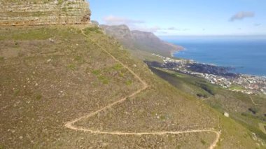 Cape Town şehir 4k Uhd hava tablo dağ Kloof köşe ve görüntüleri Camps Bay. Bölüm 3 / 3
