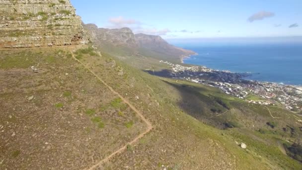 Kapstadt Stadt 4k uhd Luftaufnahmen von Tafelberg kloof Ecke und Lager Bucht. Teil 1 von 3 — Stockvideo