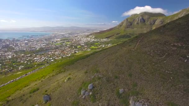 Cape Town stad 4k Uhd luchtfoto beelden van tabel berg Kloof hoek. Deel 1 van 2 — Stockvideo