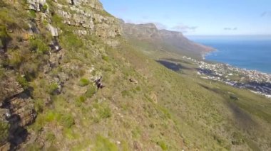 Cape Town 4k Uhd tablo dağ Oniki Havariler zirveleri havadan görüntüleri. Bölüm 2 / 3