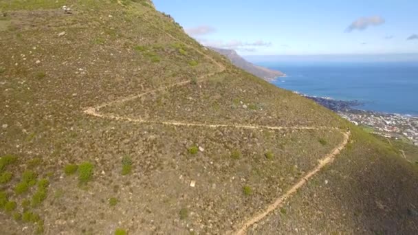 Ciudad del Cabo 4K UHD imágenes aéreas de Table Mountain Kloof Corner y Camps Bay. Parte 1 de 3 — Vídeos de Stock