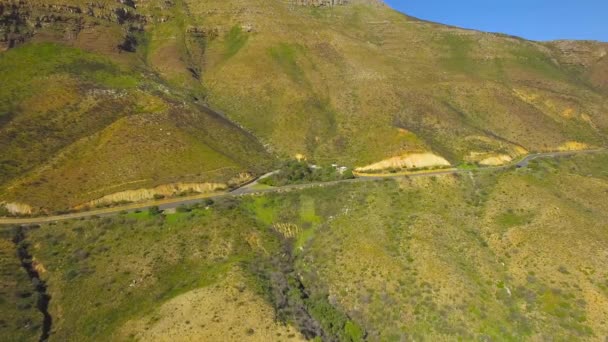 Chapmans Peak Drive 4K UHD metraje aéreo de paso de carretera de montaña. Ciudad del Cabo Sudáfrica. Parte 1 de 2 — Vídeos de Stock