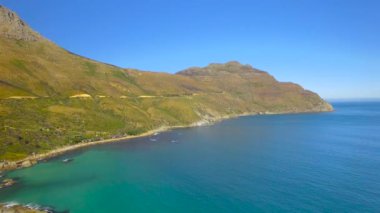 Kıyı şeridi Yarımadası'nın Chapmans en yüksek sürücü 4k Uhd havadan görüntüleri. Cape Town Güney Afrika. Bölüm 1 / 2