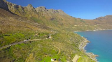 Chapmans en yüksek sürücü 4k Uhd dağ cliff kıyı şeridi hava görüntüleri. Cape Town Güney Afrika. Bölüm 5 / 5