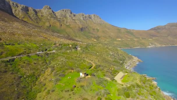 Chapmans Peak Drive 4K UHD imágenes aéreas de la costa de acantilados de montaña. Ciudad del Cabo Sudáfrica. Parte 4 de 5 — Vídeo de stock