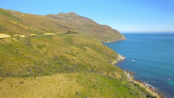 Chapmans en yüksek sürücü 4k Uhd dağ cliff kıyı şeridi hava görüntüleri. Cape Town Güney Afrika. Bölüm 2 / 4 — Stok video