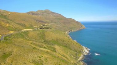 Chapmans en yüksek sürücü 4k Uhd dağ cliff kıyı şeridi hava görüntüleri. Cape Town Güney Afrika. Bölüm 3 / 4